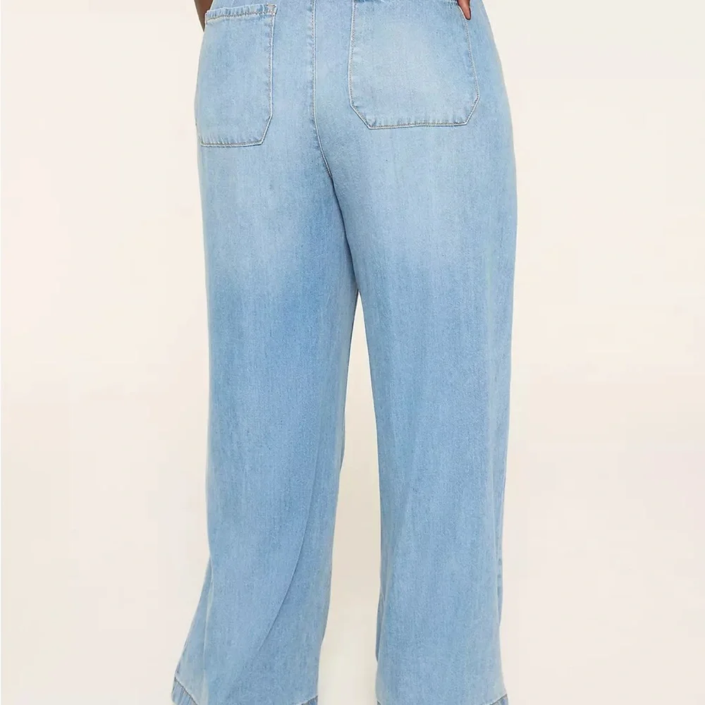 Lane Bryant NWOT Pull-On Fit Lightweight Denim Relaxed Straight Jean sz 18 - Picture 2 of 3